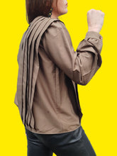 Charger l'image dans la galerie, Blouse vintage Amanda - Jeu de plis en V, en soie marron. Taille S, 36, 38. Christian Llinares. Made in Italy.