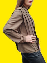 Charger l'image dans la galerie, Blouse vintage Amanda - Jeu de plis en V, en soie marron. Taille S, 36, 38. Christian Llinares. Made in Italy.