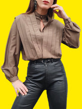 Charger l'image dans la galerie, Blouse vintage Amanda - Jeu de plis en V, en soie marron. Taille S, 36, 38. Christian Llinares. Made in Italy.