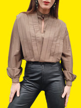 Charger l'image dans la galerie, Blouse vintage Amanda - Jeu de plis en V, en soie marron. Taille S, 36, 38. Christian Llinares. Made in Italy.