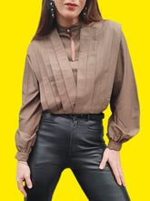 Charger l'image dans la galerie, Blouse vintage Amanda - Jeu de plis en V, en soie marron. Taille S, 36, 38. Christian Llinares. Made in Italy.