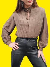 Charger l'image dans la galerie, Blouse vintage Amanda - Jeu de plis en V, en soie marron. Taille S, 36, 38. Christian Llinares. Made in Italy.