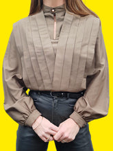 Charger l'image dans la galerie, Blouse vintage Amanda - Jeu de plis en V, en soie marron. Taille S, 36, 38. Christian Llinares. Made in Italy.
