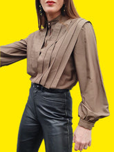 Charger l'image dans la galerie, Blouse vintage Amanda - Jeu de plis en V, en soie marron. Taille S, 36, 38. Christian Llinares. Made in Italy.