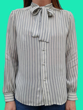 Charger l'image dans la galerie, Chemisier vintage Mélia - Col Lavallière et soie rayée texturée. Taille S, 36, 38. Ultimo. Made in France.