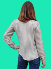 Charger l'image dans la galerie, Chemisier vintage Mélia - Col Lavallière et soie rayée texturée. Taille S, 36, 38. Ultimo. Made in France.