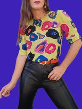 Charger l'image dans la galerie, Haut vintage Léa - Boutonnage au dos. Fleurs abstraites. Taille M, 38, 40. Louis Féraud.
