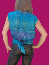 Charger l'image dans la galerie, Haut vintage Cécile - Soie marbrée en dégradé. A nouer. Taille M, 38, 40.