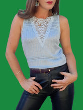 Charger l'image dans la galerie, Top vintage Laurine - Maille satinée bleue et insert de dentelle. Taille S, 36, 38. Bazar. Christian Lacroix