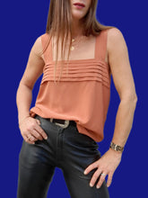 Charger l'image dans la galerie, Caraco vintage Anita - Débardeur à empiècement plissé rouille. Taille L, 40, 42. Claude Bonucci