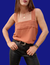 Charger l'image dans la galerie, Caraco vintage Anita - Débardeur à empiècement plissé rouille. Taille L, 40, 42. Claude Bonucci