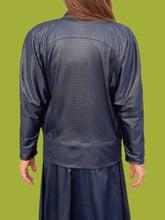 Charger l'image dans la galerie, Ensemble vintage Noor - Veste et jupe midi effet croco bleu nuit. Taille M, 38, 40.