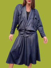 Charger l'image dans la galerie, Ensemble vintage Noor - Veste et jupe midi effet croco bleu nuit. Taille M, 38, 40.