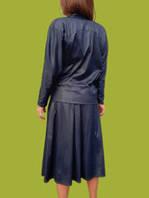 Charger l'image dans la galerie, Ensemble vintage Noor - Veste et jupe midi effet croco bleu nuit. Taille M, 38, 40.