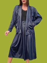 Charger l'image dans la galerie, Ensemble vintage Noor - Veste et jupe midi effet croco bleu nuit. Taille M, 38, 40.