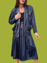 Charger l'image dans la galerie, Ensemble vintage Noor - Veste et jupe midi effet croco bleu nuit. Taille M, 38, 40.
