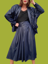 Charger l'image dans la galerie, Ensemble vintage Noor - Veste et jupe midi effet croco bleu nuit. Taille M, 38, 40.