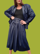 Charger l'image dans la galerie, Ensemble vintage Noor - Veste et jupe midi effet croco bleu nuit. Taille M, 38, 40.