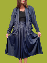 Charger l'image dans la galerie, Ensemble vintage Noor - Veste et jupe midi effet croco bleu nuit. Taille M, 38, 40.