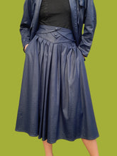 Charger l'image dans la galerie, Ensemble vintage Noor - Veste et jupe midi effet croco bleu nuit. Taille M, 38, 40.
