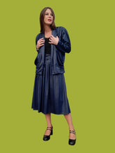Charger l'image dans la galerie, Ensemble vintage Noor - Veste et jupe midi effet croco bleu nuit. Taille M, 38, 40.