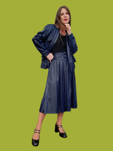 Charger l'image dans la galerie, Ensemble vintage Noor - Veste et jupe midi effet croco bleu nuit. Taille M, 38, 40.