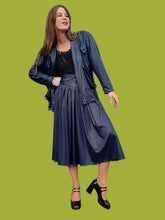 Charger l'image dans la galerie, Ensemble vintage Noor - Veste et jupe midi effet croco bleu nuit. Taille M, 38, 40.