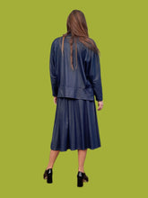 Charger l'image dans la galerie, Ensemble vintage Noor - Veste et jupe midi effet croco bleu nuit. Taille M, 38, 40.