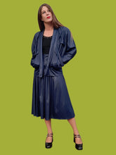 Charger l'image dans la galerie, Ensemble vintage Noor - Veste et jupe midi effet croco bleu nuit. Taille M, 38, 40.