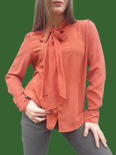 Charger l'image dans la galerie, Chemisier Vintage Mathilde - En soie. Col Lavallière brique. Taille M, 38, 40. Fabriqué en France