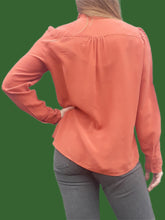 Charger l'image dans la galerie, Chemisier Vintage Mathilde - En soie. Col Lavallière brique. Taille M, 38, 40. Fabriqué en France
