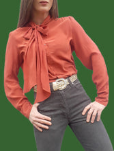 Charger l'image dans la galerie, Chemisier Vintage Mathilde - En soie. Col Lavallière brique. Taille M, 38, 40. Fabriqué en France