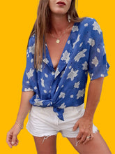 Charger l'image dans la galerie, Chemisier vintage Sohane - Bleu à roses blanches. Taille XL, 42, 44.