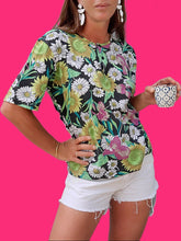 Charger l'image dans la galerie, Tee-Shirt vintage Ophélie - Col rond boutonné. Fleuri. Taille L, 40, 42.