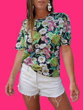 Charger l'image dans la galerie, Tee-Shirt vintage Ophélie - Col rond boutonné. Fleuri. Taille L, 40, 42.