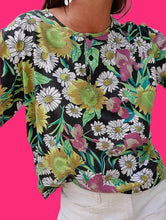 Charger l'image dans la galerie, Tee-Shirt vintage Ophélie - Col rond boutonné. Fleuri. Taille L, 40, 42.