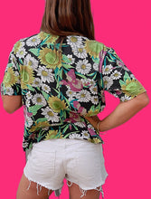 Charger l'image dans la galerie, Tee-Shirt vintage Ophélie - Col rond boutonné. Fleuri. Taille L, 40, 42.