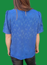 Charger l'image dans la galerie, Top vintage Félicie - Bleu roi, broderies ajourées. Taille M, 38, 40.