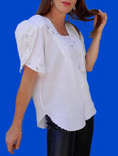 Charger l'image dans la galerie, Blouse vintage Loéline - Broderies ajourées blanc irisé. Taille XL, 42, 44.