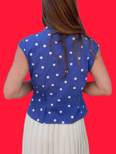 Charger l'image dans la galerie, Top vintage Capucine - Bleu à pois blancs. Fronces à la taille. Taille S, 36, 38. PierBé