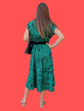 Charger l'image dans la galerie, Robe vintage Jésabelle - Feuillage vert et noir. Taille XL, 42, 44. Made in Belgium.