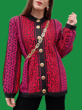 Charger l'image dans la galerie, Cardigan vintage Ingrid - A volutes et rayures. Rouge, fuchsia et noire. Taille L, 40, 42. Yves Saint Laurent Variations