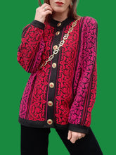 Charger l'image dans la galerie, Cardigan vintage Ingrid - A volutes et rayures. Rouge, fuchsia et noire. Taille L, 40, 42. Yves Saint Laurent Variations