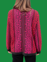 Charger l'image dans la galerie, Cardigan vintage Ingrid - A volutes et rayures. Rouge, fuchsia et noire. Taille L, 40, 42. Yves Saint Laurent Variations