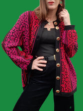 Charger l'image dans la galerie, Cardigan vintage Ingrid - A volutes et rayures. Rouge, fuchsia et noire. Taille L, 40, 42. Yves Saint Laurent Variations