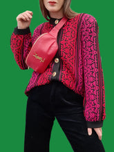 Charger l'image dans la galerie, Cardigan vintage Ingrid - A volutes et rayures. Rouge, fuchsia et noire. Taille L, 40, 42. Yves Saint Laurent Variations