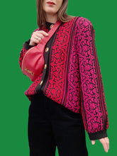 Charger l'image dans la galerie, Cardigan vintage Ingrid - A volutes et rayures. Rouge, fuchsia et noire. Taille L, 40, 42. Yves Saint Laurent Variations