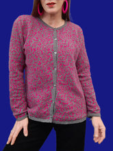 Charger l'image dans la galerie, Cardigan vintage Mathilde - En laine Léopard gris et fuchsia. Taille M, 38, 40. Damart