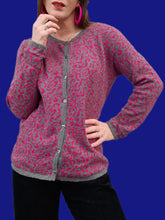 Charger l'image dans la galerie, Cardigan vintage Mathilde - En laine Léopard gris et fuchsia. Taille M, 38, 40. Damart