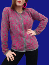 Charger l'image dans la galerie, Cardigan vintage Mathilde - En laine Léopard gris et fuchsia. Taille M, 38, 40. Damart